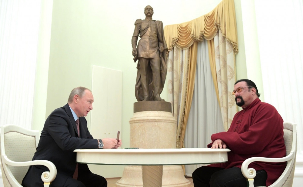 Владимир Путин Америкийн жүжигчин Стивен Сигалыг Найрамдлын одонгоор шагнав