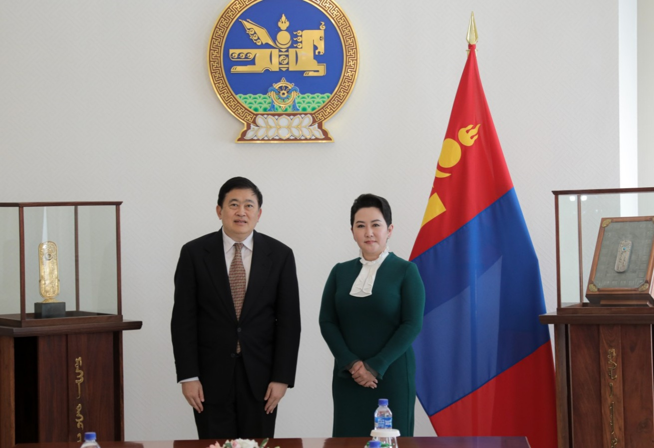 ГАДААД ХАРИЛЦААНЫ САЙД Б.БАТЦЭЦЭГ ТАЙЛАНДЫН ХААНТ УЛСААС МОНГОЛ УЛСАД ХАВСРАН СУУГАА ЭЛЧИН САЙД АРТАЮТ СРИСАМУТ-ЫГ ХҮЛЭЭН АВЧ УУЛЗАВ