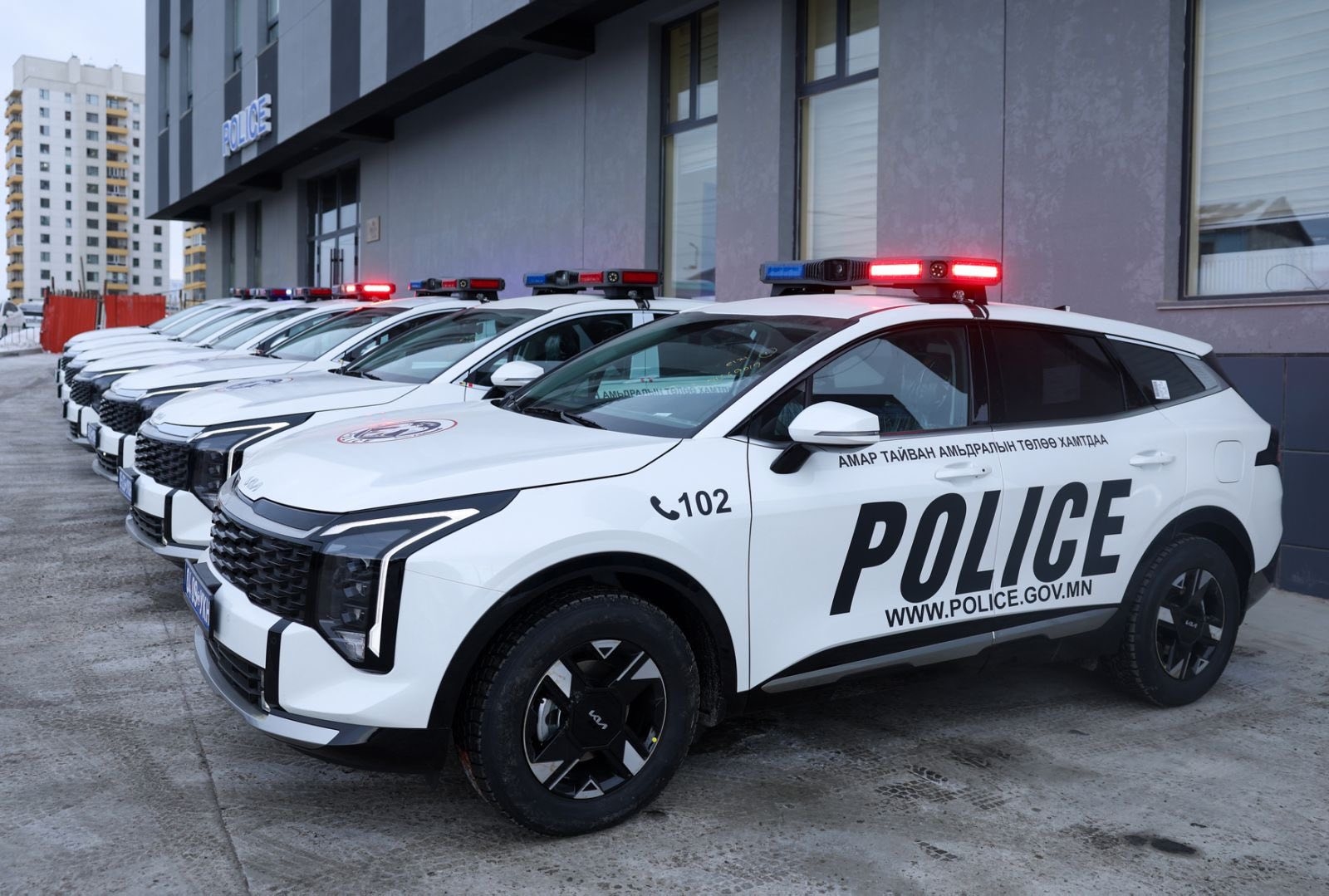 Нийслэлийн замын хөдөлгөөний газарт автомашин, суррон, тусгай хэрэгслийг гардуулан өглөө. Эдгээр автомашин нь 360 камертай, орчин үеийн тоног төхөөрөмжөөр бүрэн тоноглогдсон, хэв журмыг сахиулах, камерын хүрэлцээгүй газарт эргүүл хийх зэрэгт ашиглах юм.