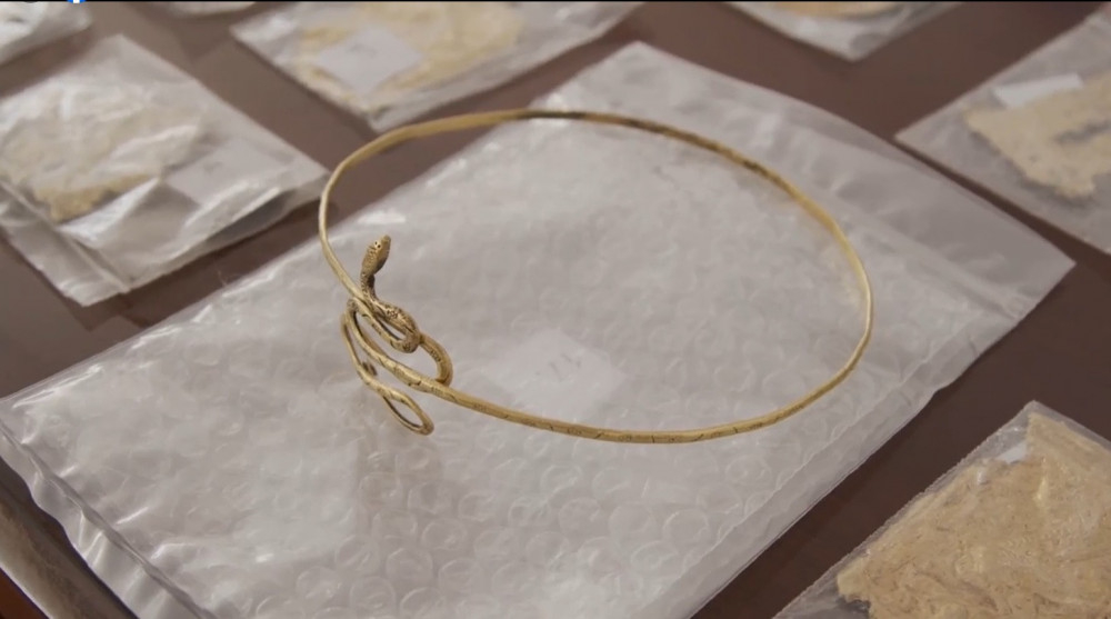 Хууль бусаар малтлага хийн Билгэ хааны үеийн алтан эдлэл олсныг хураажээ