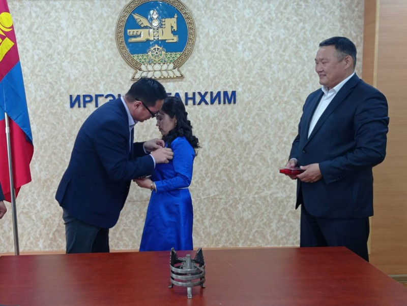 Олон улсын нислэгийн үеэр төрсөн ихрүүдийн ээж Д.Болортуяад “Алдарт эхийн одон” гардууллаа