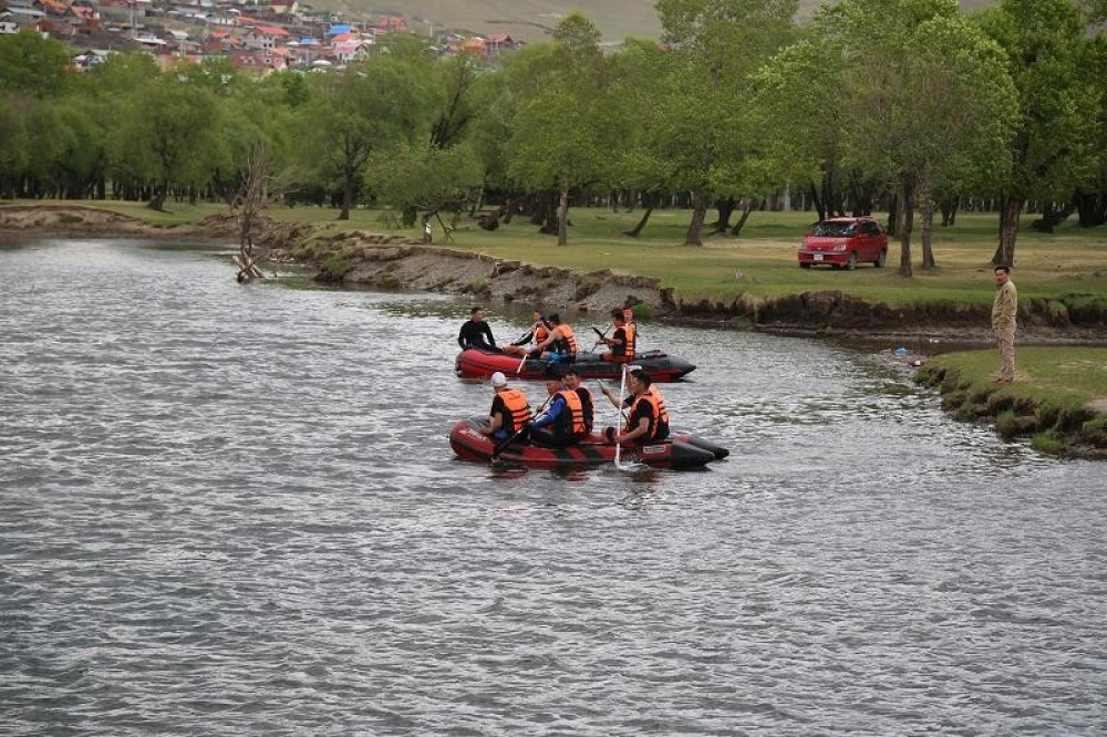 Усанд боогдсон иргэдийг завиар зөөвөрлөн аюулгүй газарт хүргэжээ