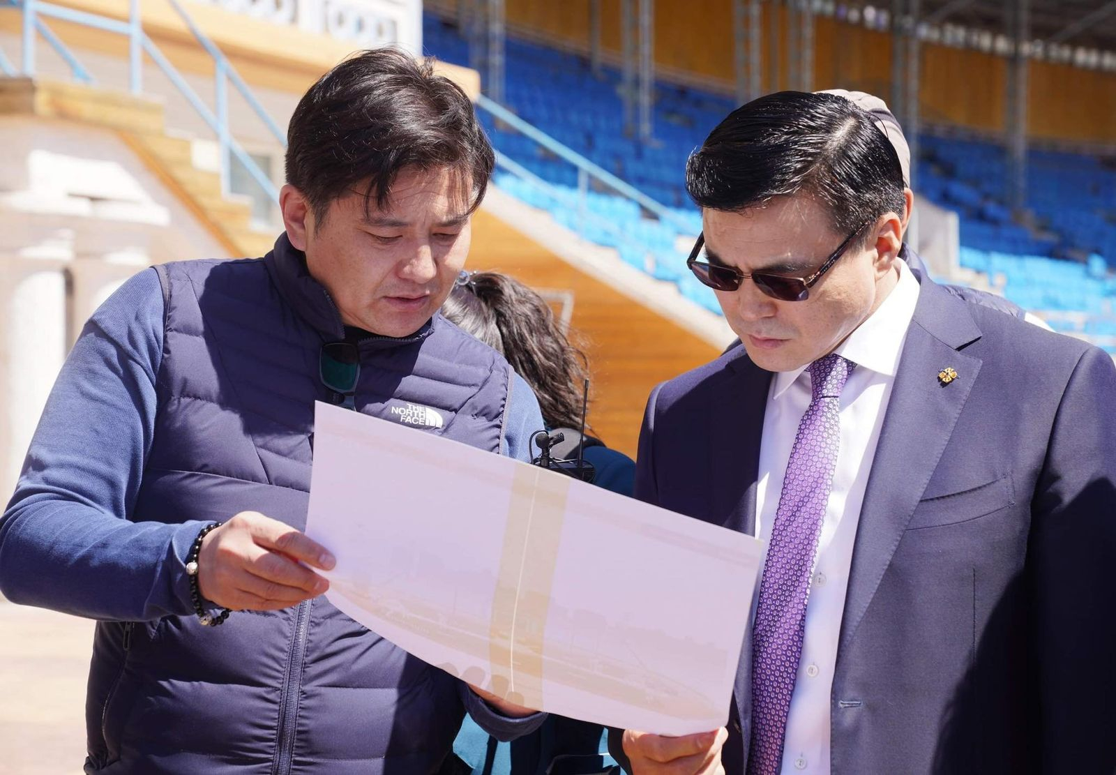 Төв цэнгэлдэх хүрээлэнгийн гадна зогсоол байгуулах болон ногоон байгууламж, бие засах газрыг шинэчлэх ажил эхэлжээ