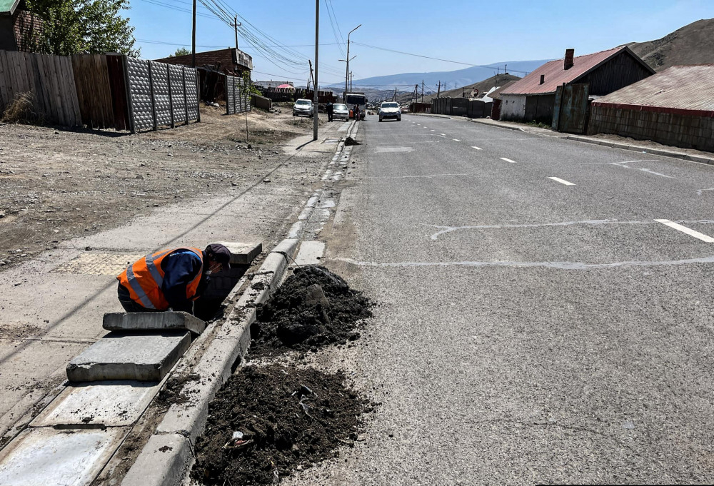 Борооны ус зайлуулах шугамын лаг, хагшаасыг цэвэрлэж байна