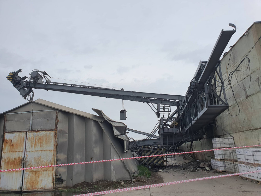 Хүчтэй салхины улмаас 32 тонны даацтай кран унажээ