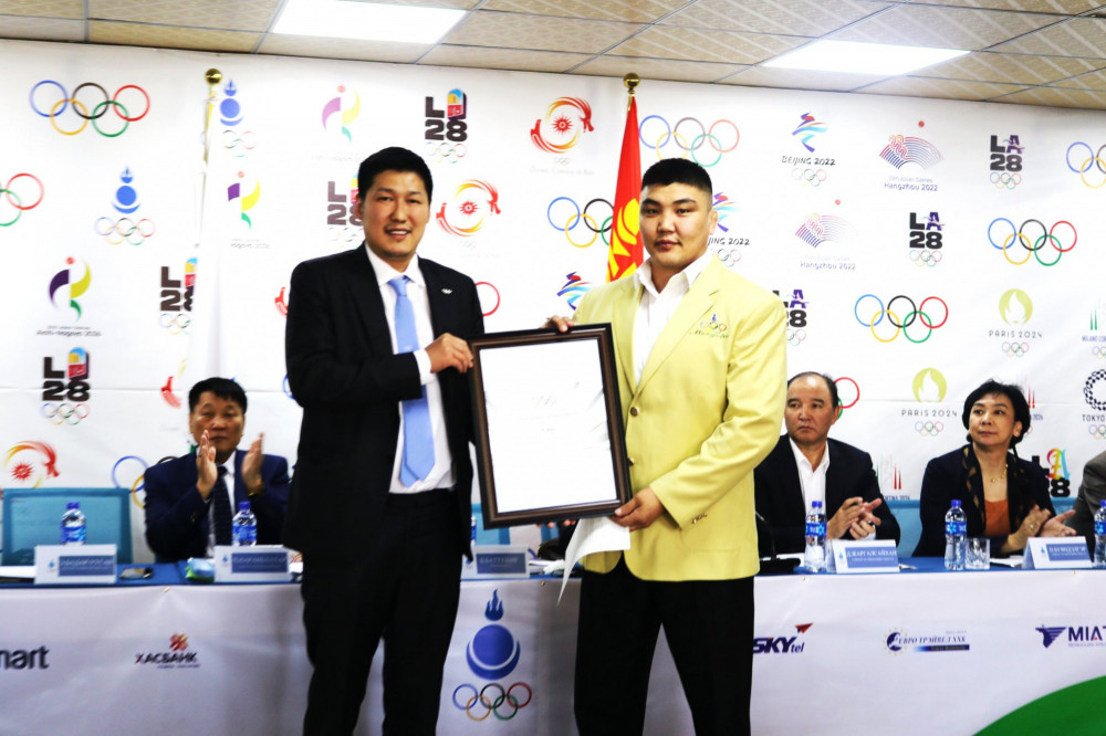 Ж.Чулуунбат "Лондон-2012" олимпод V байр эзэлсэн батламжаа гардлаа