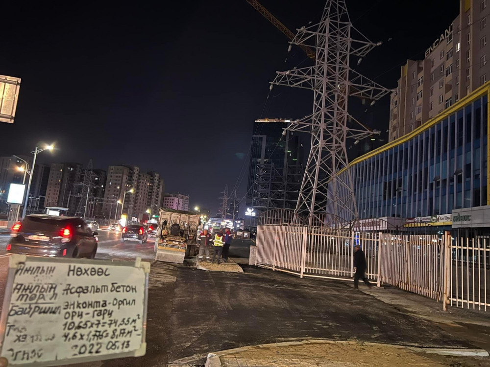 Замын тэмдэглэгээ, нүхэн эвдрэлийг шөнийн цагаар засаж байна