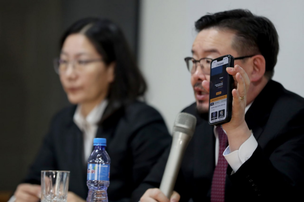 УИХ-ын дарга d-parliament цахим системийг оюутнуудад танилцууллаа