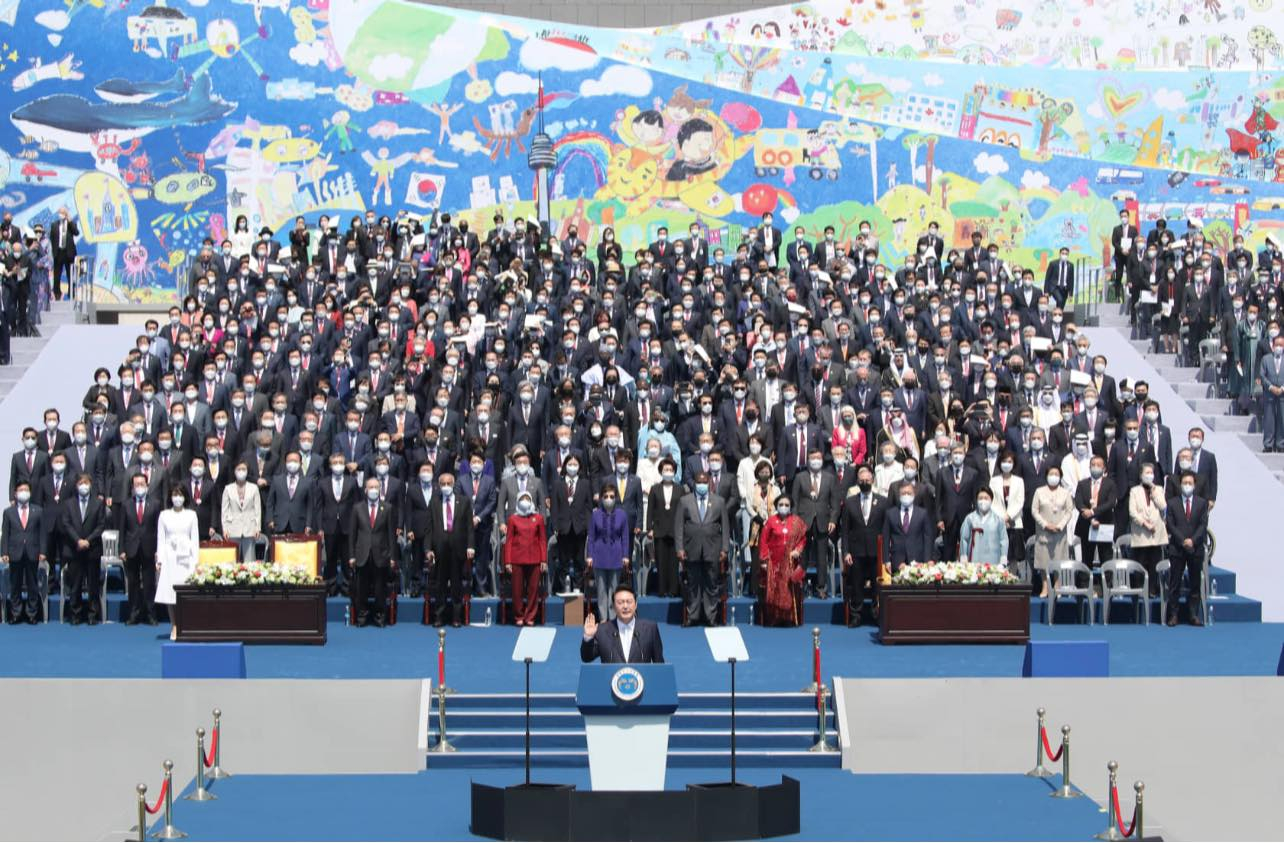 Ерөнхийлөгчийн Тамгын газрын дарга Я.Содбаатар БНСУ-ын Ерөнхийлөгч Юн Сог Ёль-д бараалхана