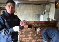 Түлш хэрэглэгчдэд үйлчлэх төв айлуудын янданг хөөлж, ханан пийшинг засварлаж байна