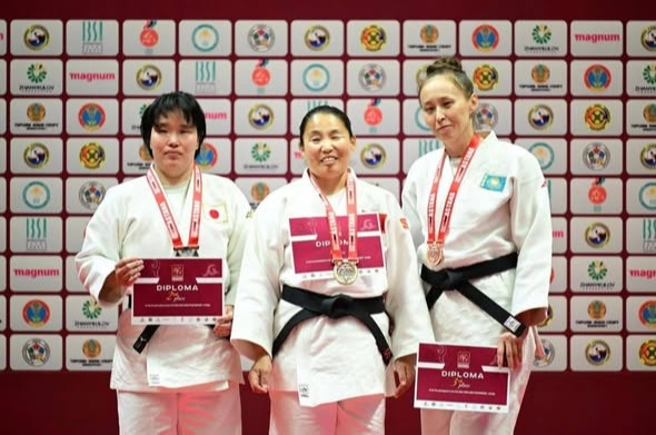 Олон улсын хэмжээний мастер Л.Туруунаа алтан медаль хүртэж, төрийн дууллаа Астанад эгшиглүүлэв