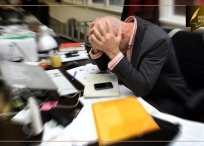 Ажлын байрны стрессийн үед толгой өвдөж, нойргүйдэж, ууртай болдог