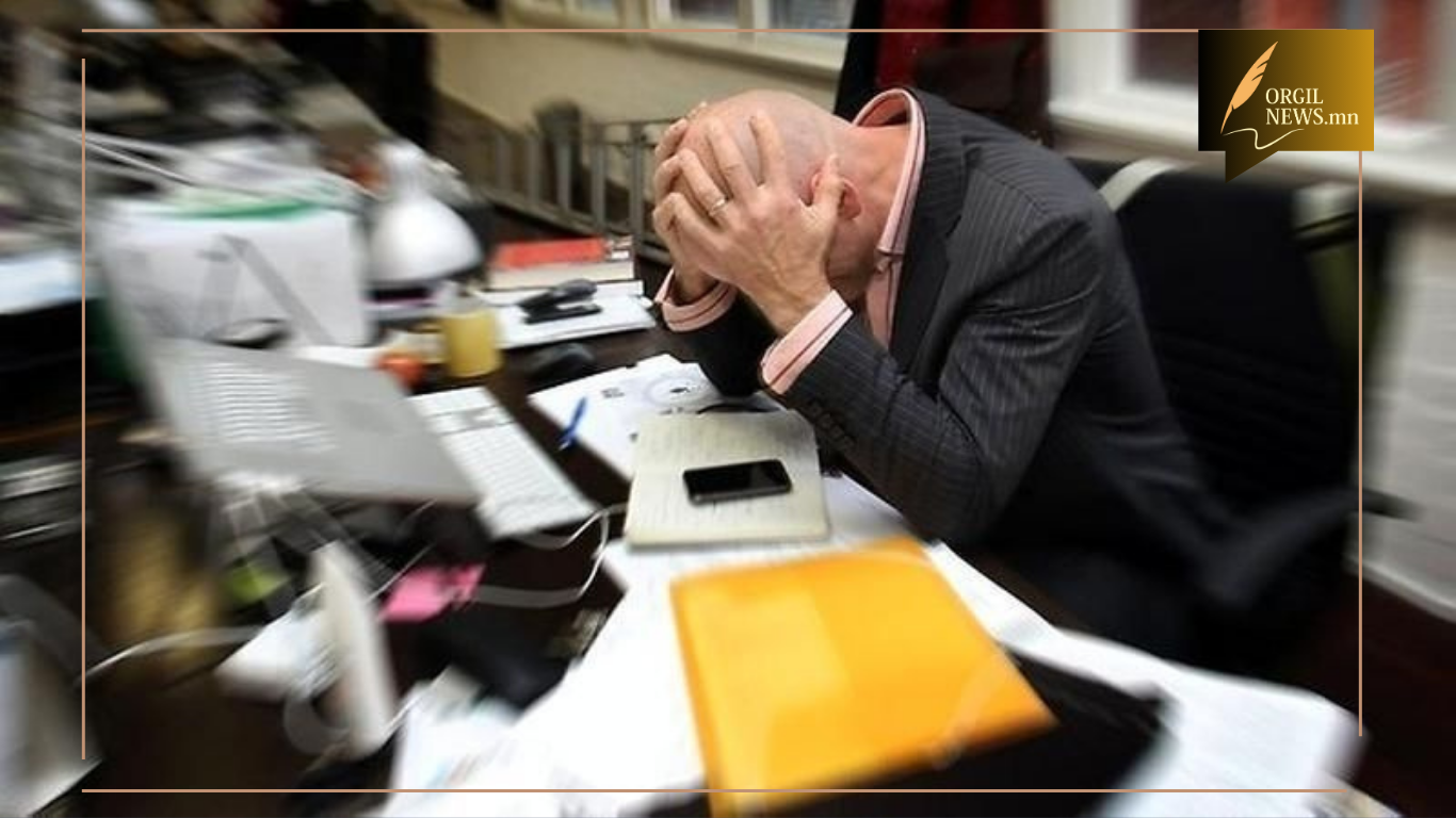 Ажлын байрны стрессийн үед толгой өвдөж, нойргүйдэж, ууртай болдог