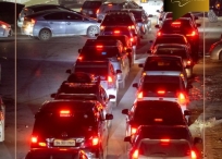 ШТС-ын орчимд автомашинууд урт дараалал үүсгэж замын хөдөлгөөний ачаалал нэмэгдэж байна.